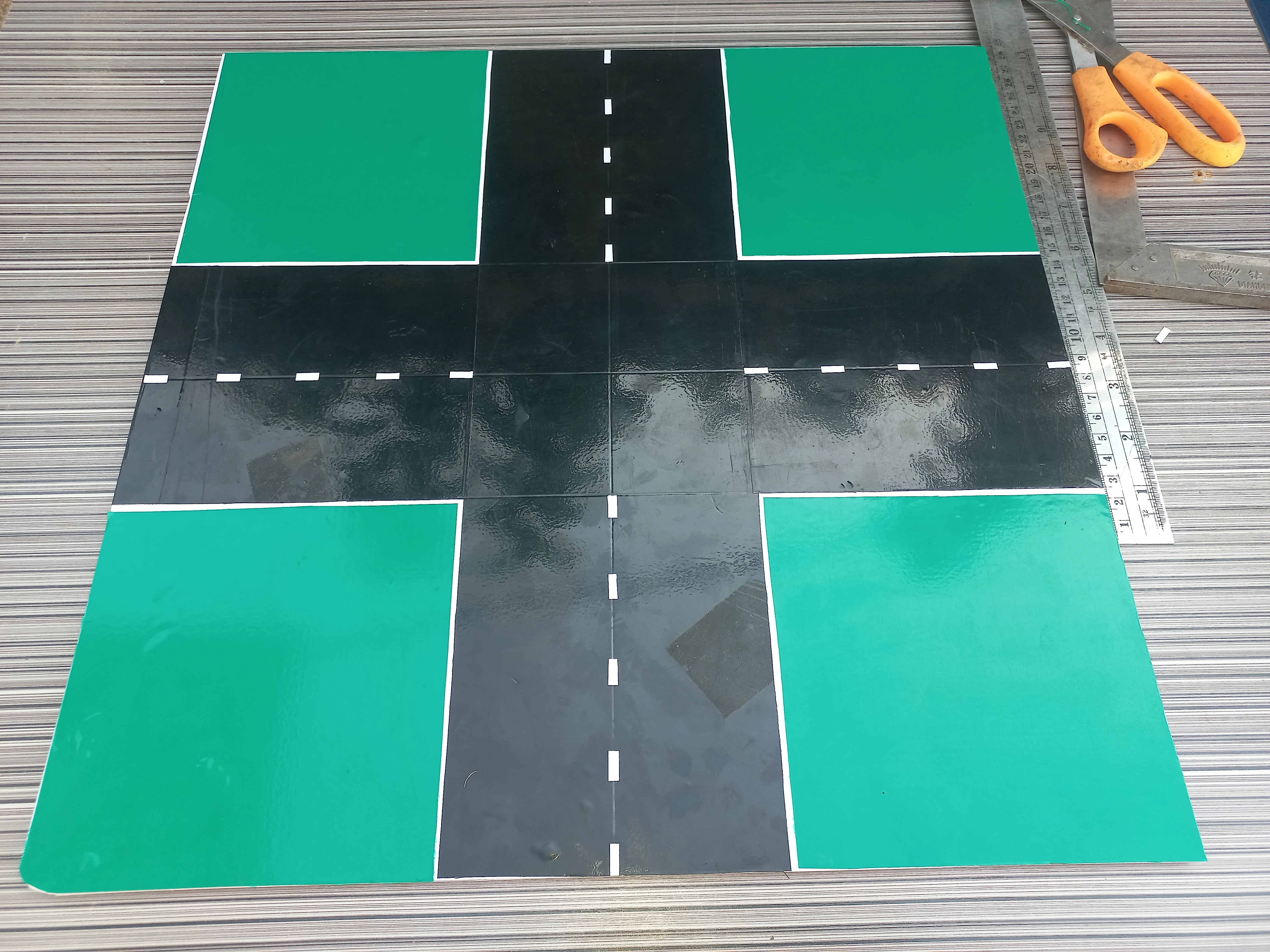 Road model with all four green vinyl grass corners complete